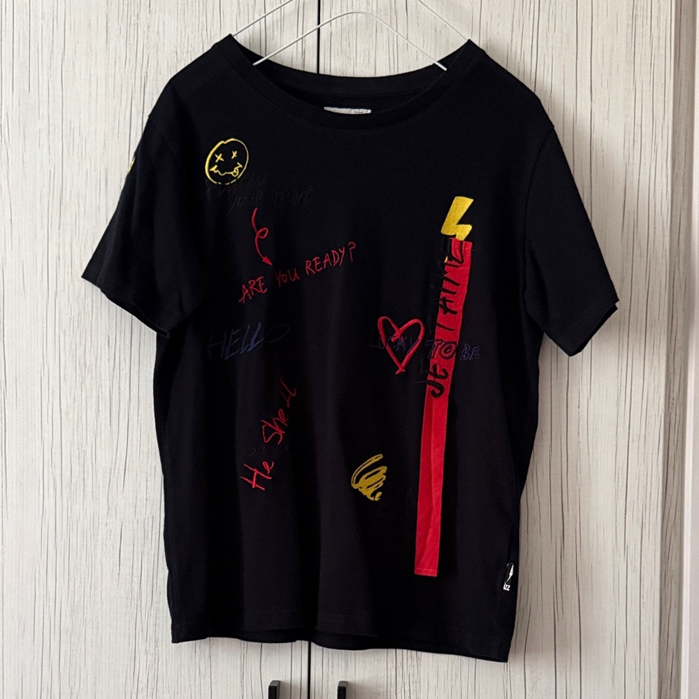 Izzue Women’s Black Graphic Tee with Colorful Accents